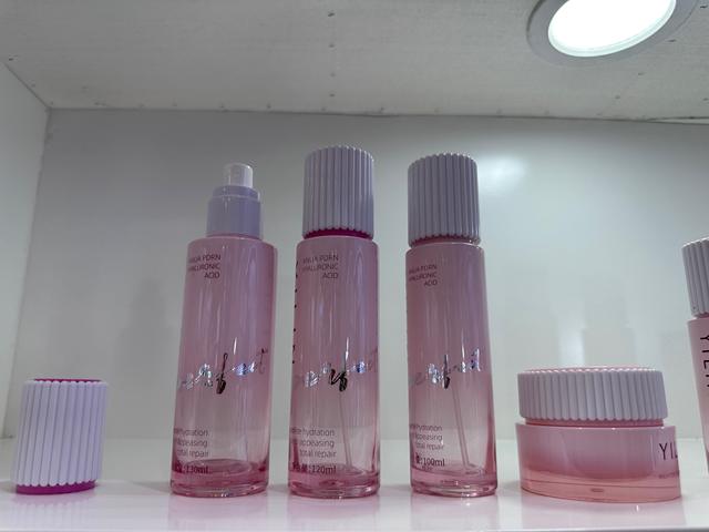Wholesale Pink Transparent Glass 100ml 120ml 130ml Empty Spray Bottle with White Ribbed Cap for Toner