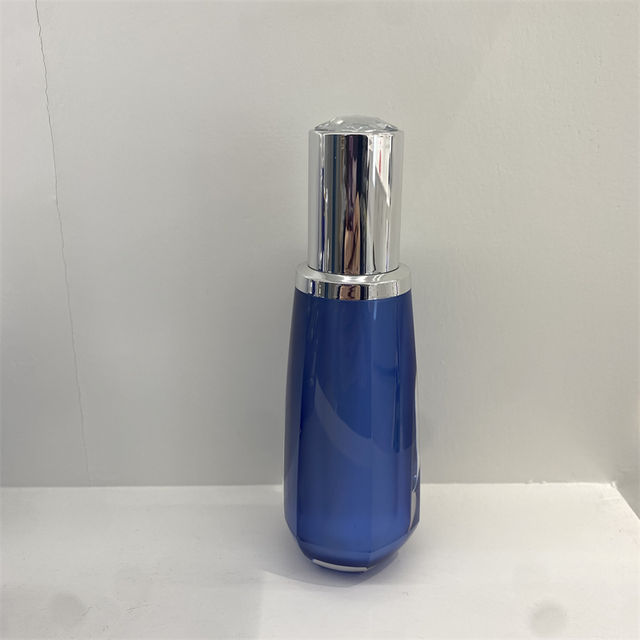 Luxury Skincare Packaging Thick-walled 50ml Empty Acrylic Bottle with Pump Sprayer for Skin Care Serum & Face Mask